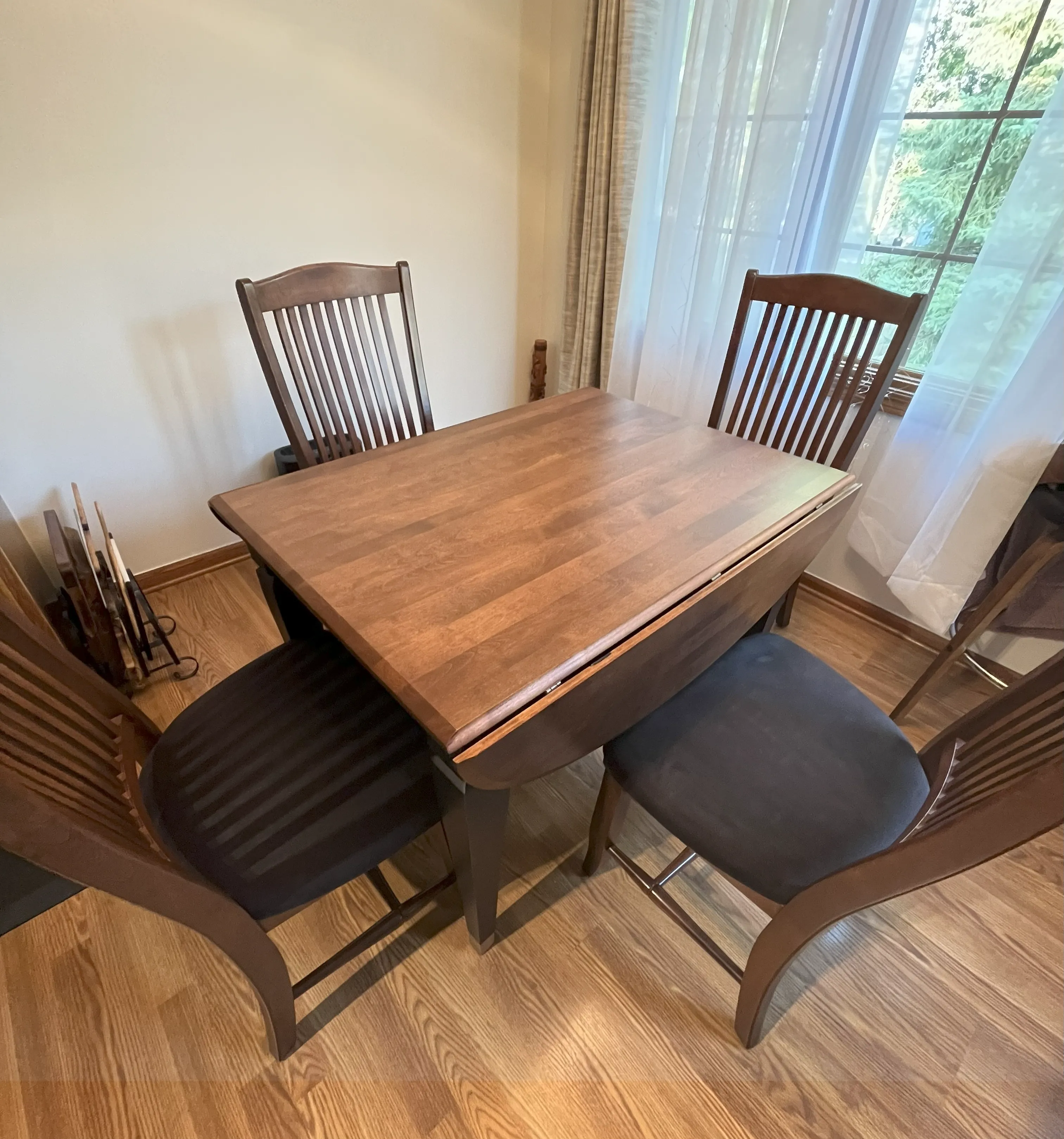 Product Marketplace dining table thumbnail